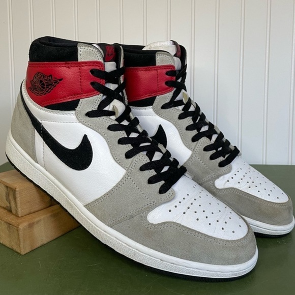 Nike Air Jordan 1 Retro High OG in “Light Smoke Grey” - Picture 11 of 11